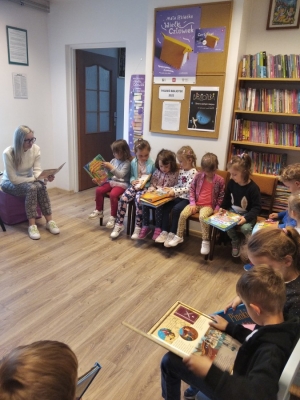 Przedszkolaki z wizyta w Bibliotece Publicznej - 10.05.2022